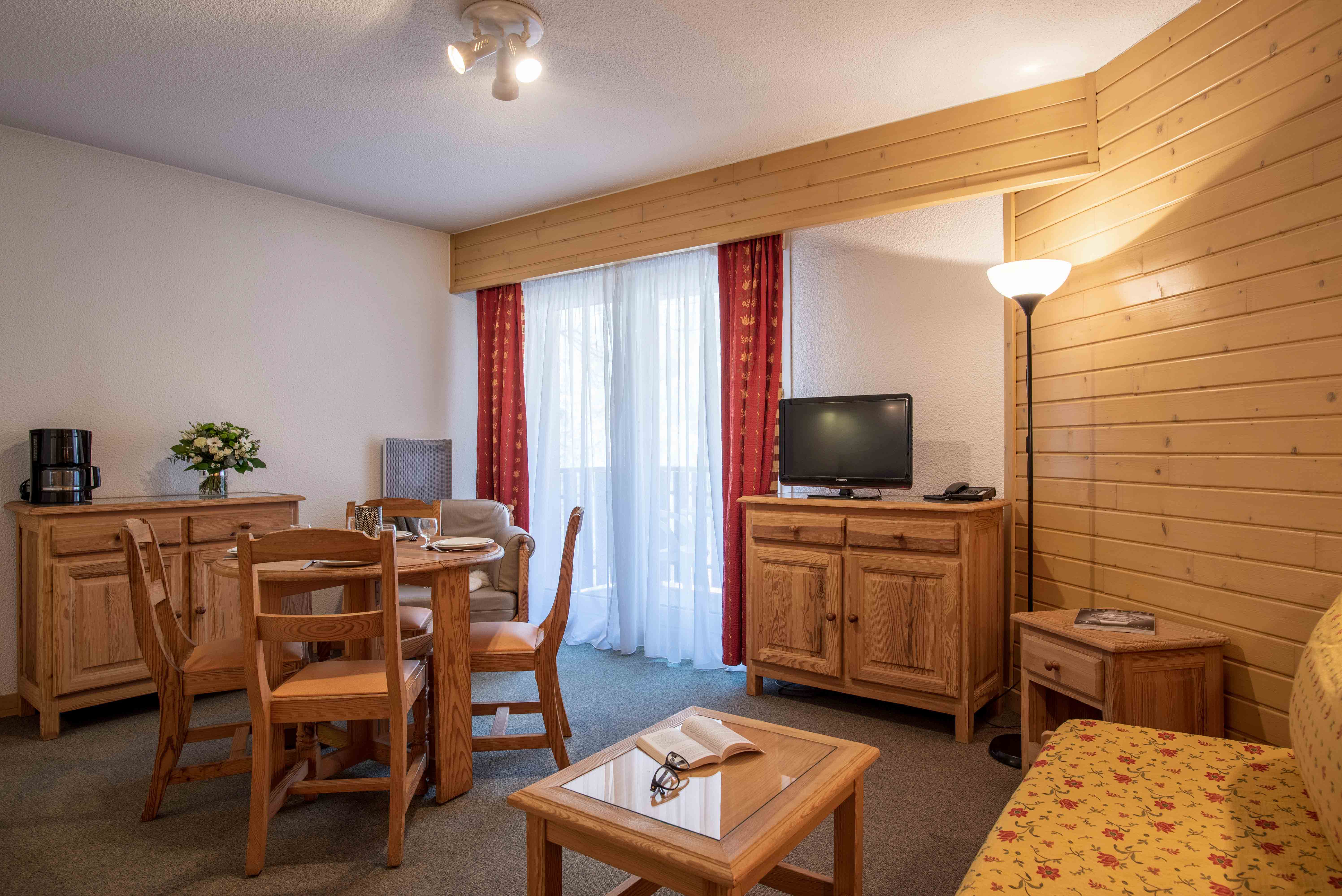 https://eureca-prod.alpine-collection.co/storage/app/media/Appartements/Appartement-Standard-x4p/Eureca-B42-1.jpg